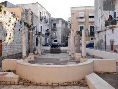 Dal punto di vista architettonico si presenta come un edificio monoabsidato e a tre navate, tutt�ora visibili perch� ben separate dalle colonne rimaste: due serie da quattro, interrotte da due pilastri in pietra con due semicolonne addossate